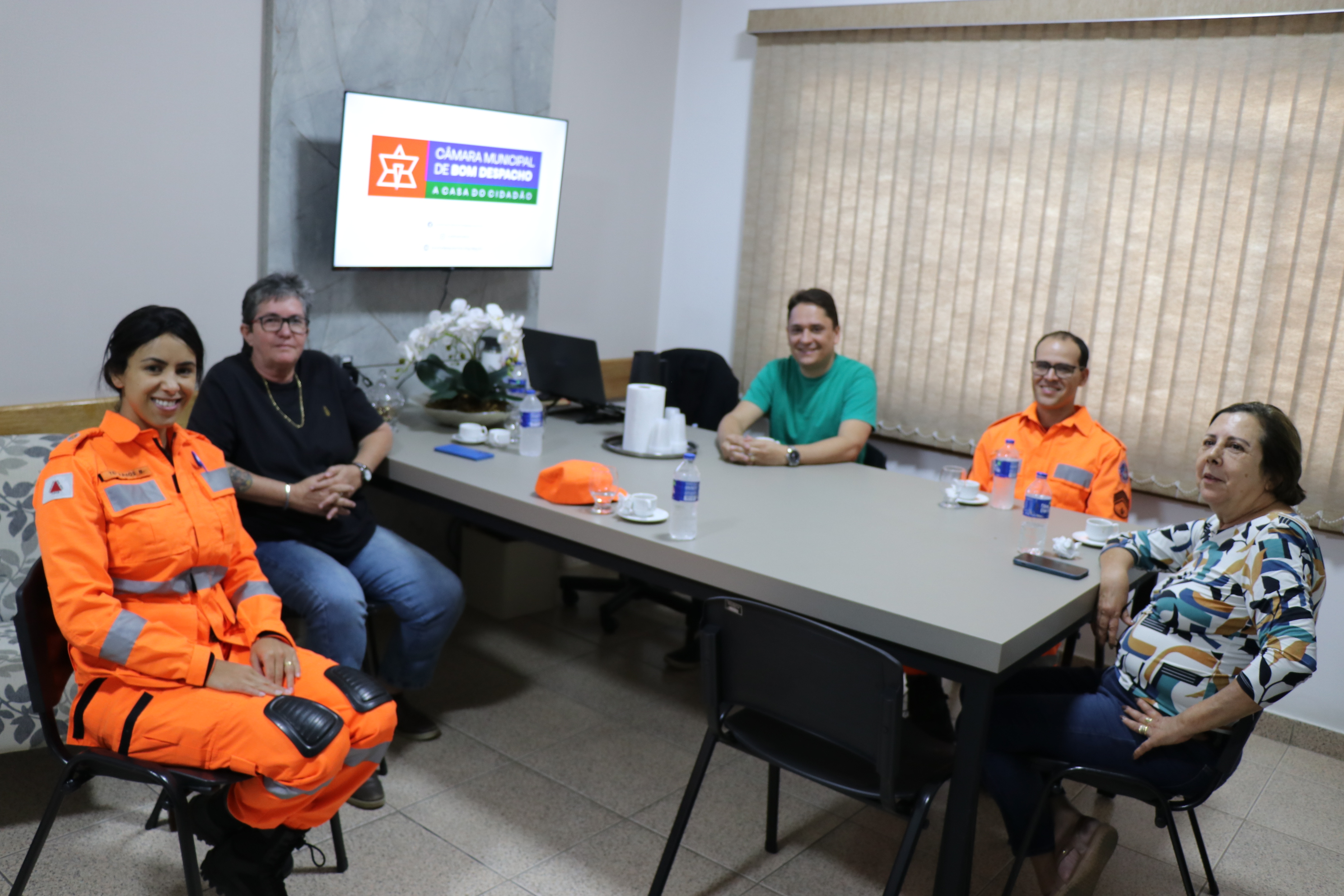 Comandante dos Bombeiros visita Câmara Municipal para fortalecer parcerias.