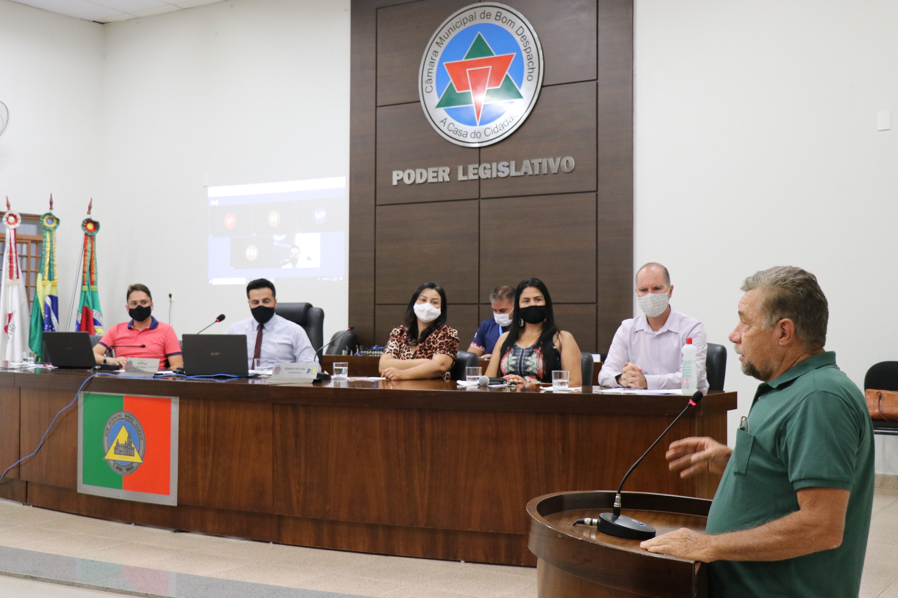 População apresenta problemas enfrentados nos dias de chuva na cidade.