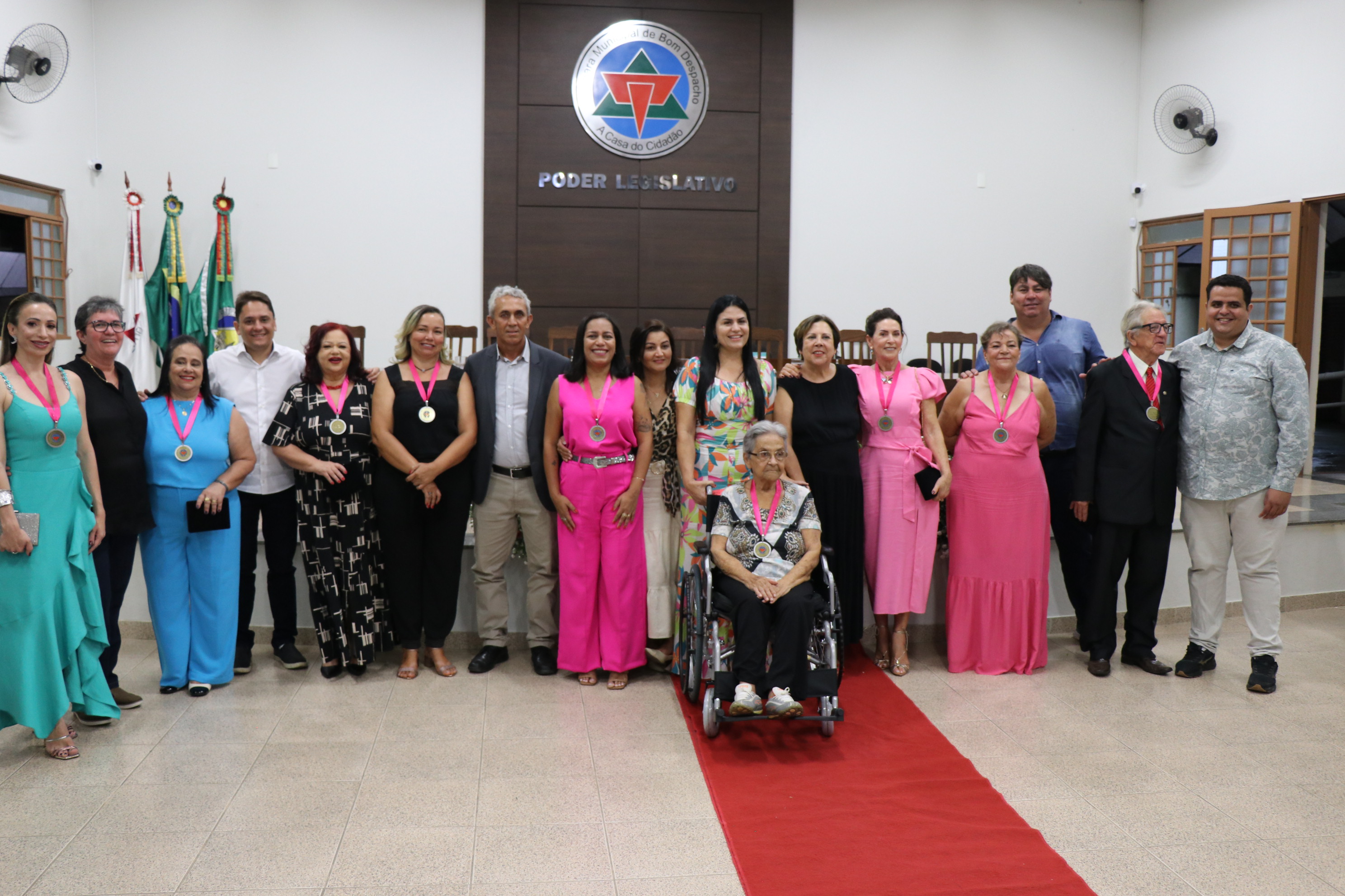 Profissionais da Educação são homenageados na Câmara Municipal.